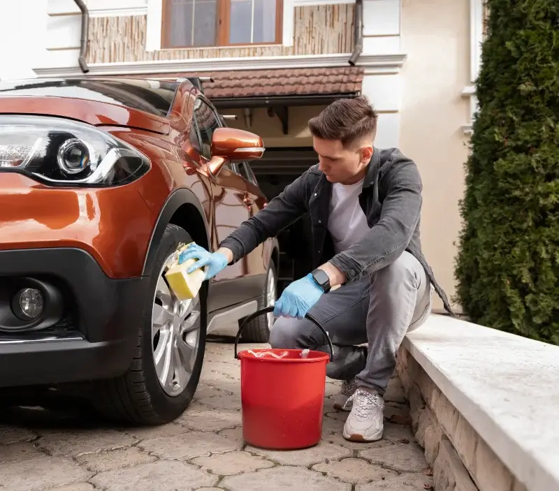 Lavage auto à domicile Saint-Martin-de-Queyrières : professionnel intervenant sur un véhicule